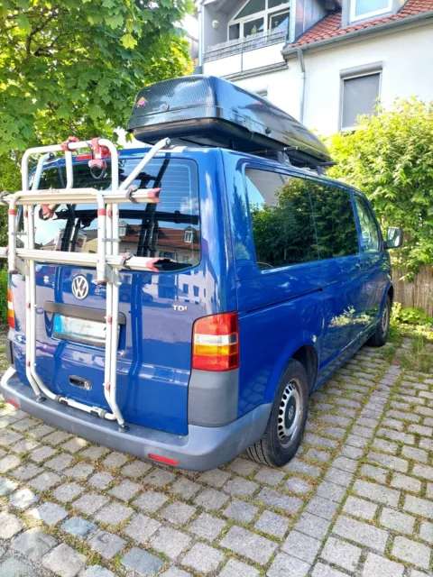 VW T5 Camper mit viel Camping-Zubehör