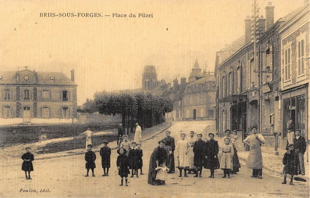 CPA 91 BRIIS SOUS FORGES / PLACE DU PILORI / canvas cpa / superb shot