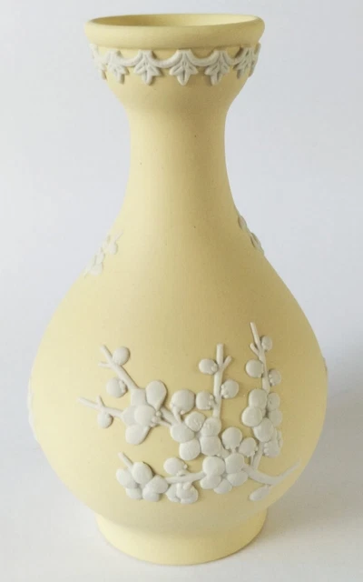 Wedgwood Jasperware Amarillo Onagra Prunus Florero Amarillo en Caja