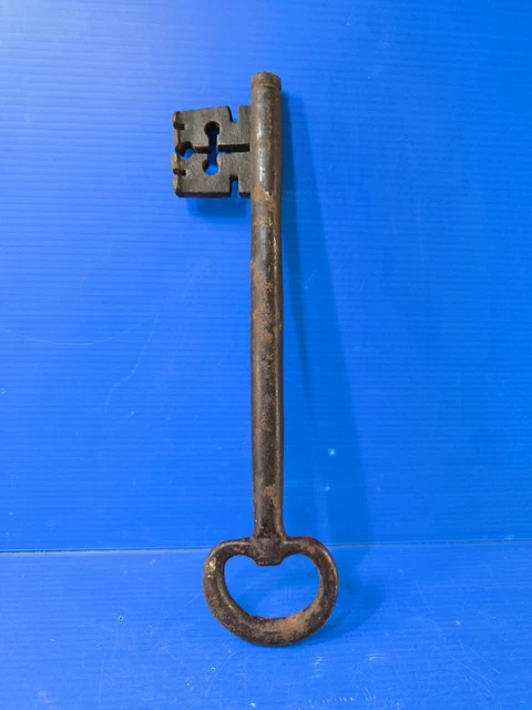 Outils Anciens Fer Forgé - Scie, Clé à Avoyer, Baille, Tourne à Gauche, 2 Pièces