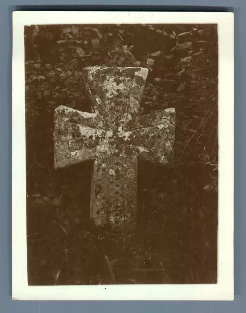 France, Nesles la Vallée (Val d&#039;Oise), Vintage Silver Prin Stone Cross
