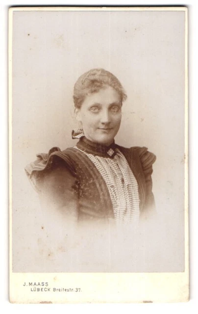 Fotografie J. Maass, Lübeck, Breitestr. 37, Junge Dame im modischen Kleid