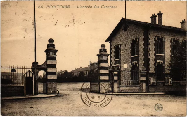 CPA Pontoise L'Entree des Casernes FRANCE (1308609)
