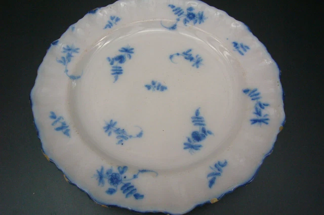 ASSIETTE EN FAIENCE DE MOUSTIERS XVIIIème  DECOR BLEU DE FLEURETTES BRINDILLES