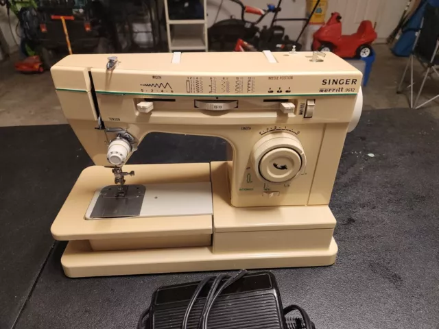 Singer Merritt 2404 Pink Sewing Machine W/Foot Pedal Hard Case & Access  Works!