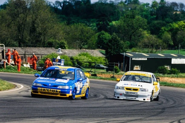 Alain Menu, Williams Renault Dealer Racing, Renault Laguna, leads as