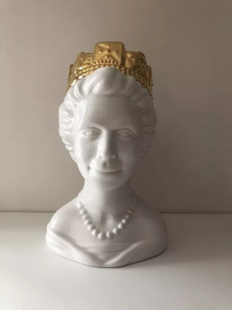 Paul Cardew - Her Majesty The Queen Teapot