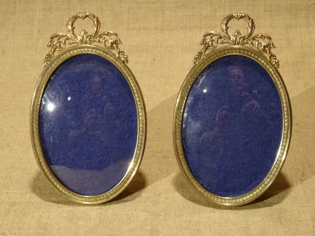 Ancienne paire de cadres ovale en laiton verre bombé  ht 15,7 cm