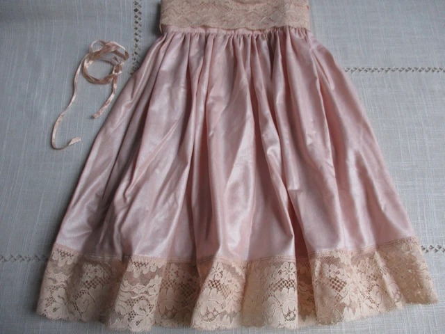 Jolie robe  et dentelle pour poupée ancienne