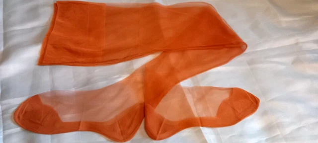 Bas nylon en voile vintage, esprit rétro chic dans une boutique France