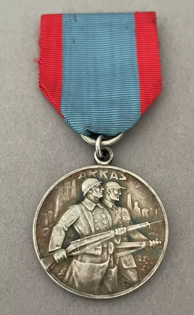 Ancienne médaille d’ARRAS 1914/1918 signée ‘P. Bouvier’