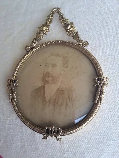 Antique bronze  PHOTO FRAME Louis XVI to hanging. Corved glass.1880-1900 1 photo