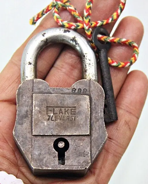 Tesoros atemporales: candado antiguo con llave y cerradura de latón y...