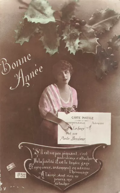 Cp Bonne Annee Femme Presentant Grande Carte Postale - 20763