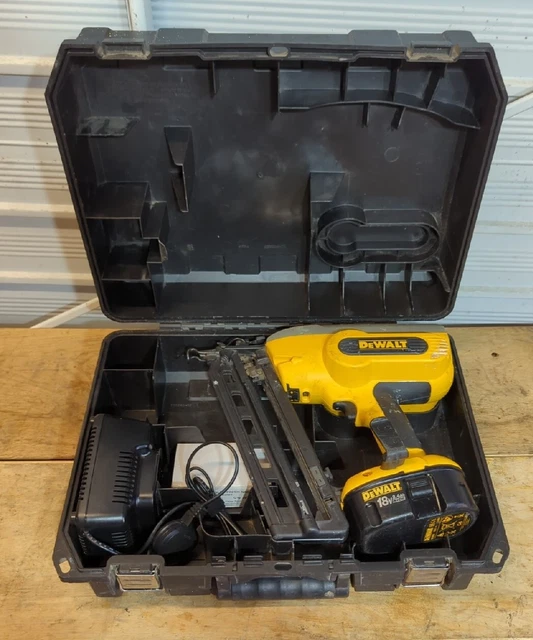 DEWALT DC618 NAIL Gun Cordless 18v Angled Brad Gun 16G Great Working