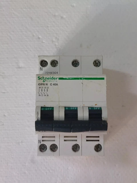 Disjoncteur Schneider DT40N - 3 Phases + Neutre - 10A Courbe C - Référence A9N21405 - 12