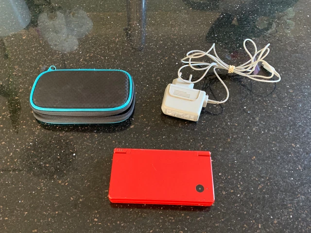 Console nintendo DSI rouge avec chargeur .