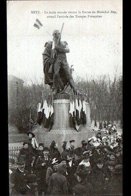 METZ (57) ATTENTE des TROUPES MILITAIRES au MONUMENT du MARECHAL NEY en 1918