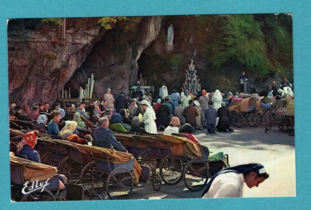 Lourdes : Les Malades devant la Grottes   / CPA , Carte Postale ancienne /Pa