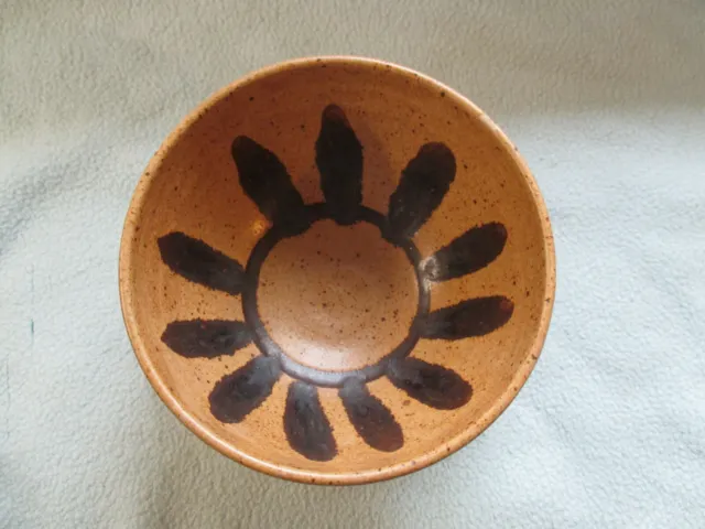 Bellissima ciotola in ceramica da studio fatta a mano motivo centrale