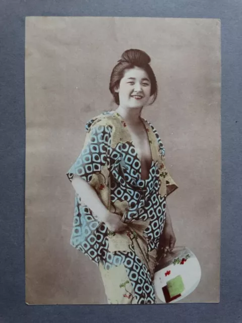 Leicht bekleidete Japanerin - kol. Photographie Geisha Asiatika Tracht - 1900