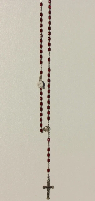 CHAPELET DE PERLES ROUGES AVEC CRUCIFIX EN ARGENT MASSIF - 13,3 g - 60 cm