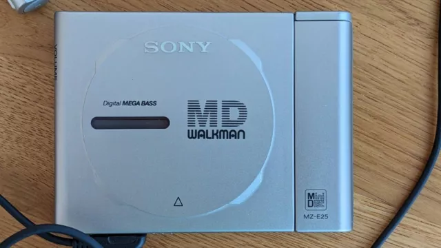 Sony Portable Minidisk Player MD Walkman MZ-E25 silber mit Fernbedienung+Tasche