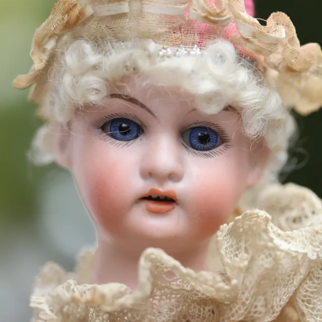Rare poupée en porcelaine à la mode antique en vêtements de soie des années 1910