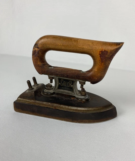 Ancien fer à repasser CALOR Unis France avec manche en bois – 1920/1930 Ancien fer à repasser CALOR Unis France avec manche en bois – 1920/1930