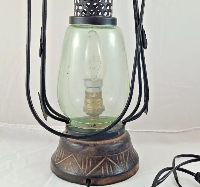 Vintage-Nachtlampe im alten antiken Stil aus Eisen, Glas und Holz mit... 2