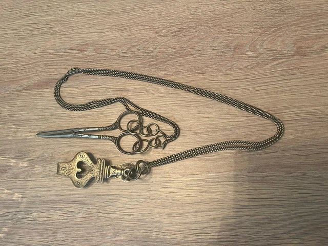 Crochet De Châtelaine Ancien En Argent Massif - Motif Fleur De Lys - XIXe Siècle, Très Bon état