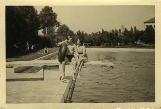 Photo Ancienne - Vintage Snapshot - Couple Piscine Plongeoir Amoureux - Lovers