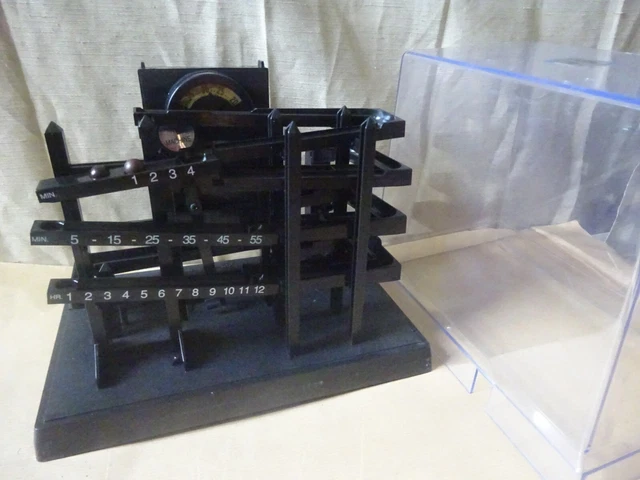 Horloge cinétique à billes "Time Machine" avec globe plexiglas