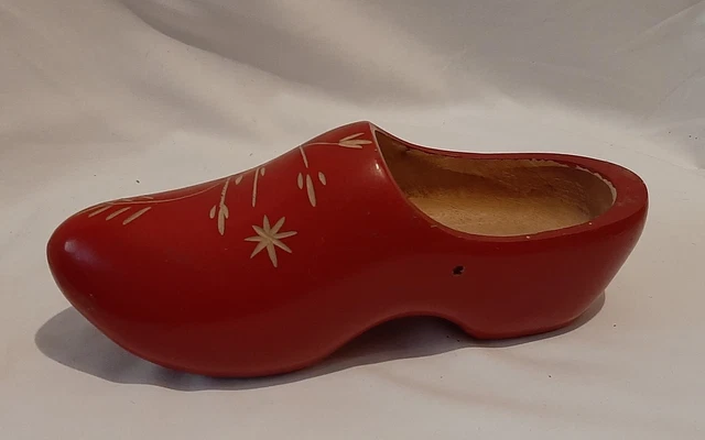 Antiguo zueco rojo holandés en madera maciza