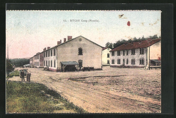 CPA Bitche, Camp Moselle, vue de la rue avec habitations