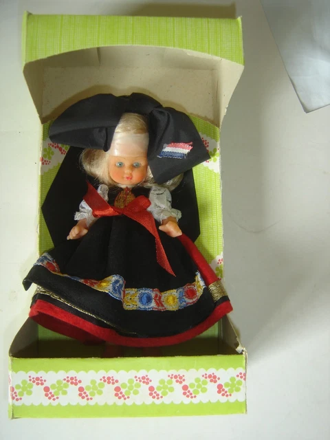 UNICA : poupée dans sa boite d'origine. Yeux... - Lot 1178 - 68 Art auction