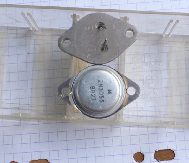 Lot De 2 Transistors Motorola C122D1 - Neufs De Stock Ancien (traces Possibles) - Prix Pour Les 2