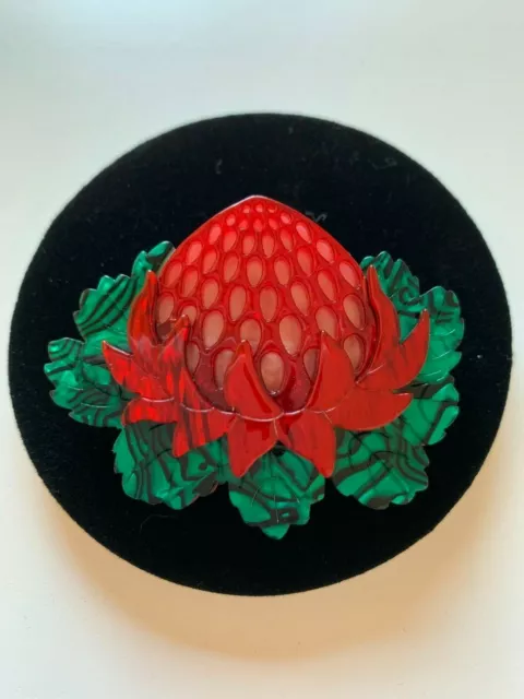 Erstwilder - Broche fleur rouge cramoisi "Telopia Waratah" (rare) 3