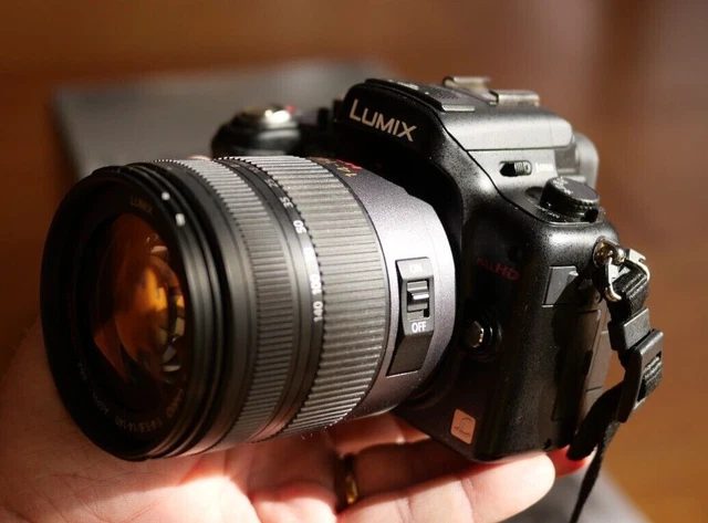 Lumix Panasonic GH2 14-140 excellent état, peu servi avec étui, et accessoires