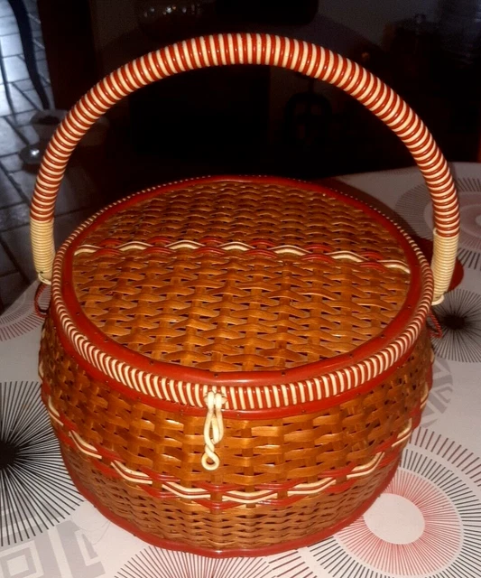 Boîte à Couture Vintage En Osier Et Scoubidous - Intérieur Satiné Rouge - Occasion - Décoration Rétro