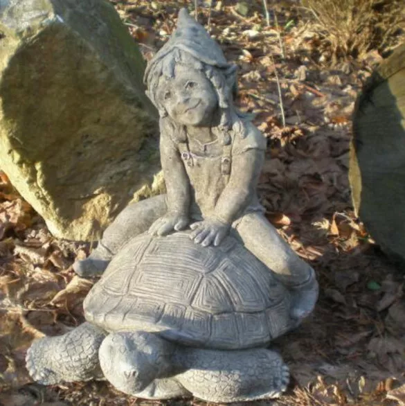 Steinfigur Garten - Hunsrück Kobold "Lilly" auf Schildkröte sitzend