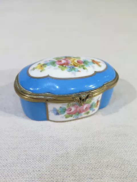 Ancienne Jolie Petite Boite Pilules En Porcelaine Decor Peint Bleu De Sevres