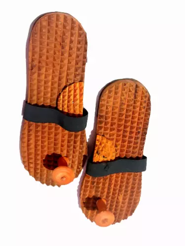 1 paire de pantoufles d'acupression en bois faites à la main/KHADAU, le...