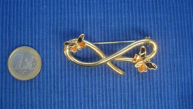 Broche en or jaune de la forme d'un papillon avec 4 rubis