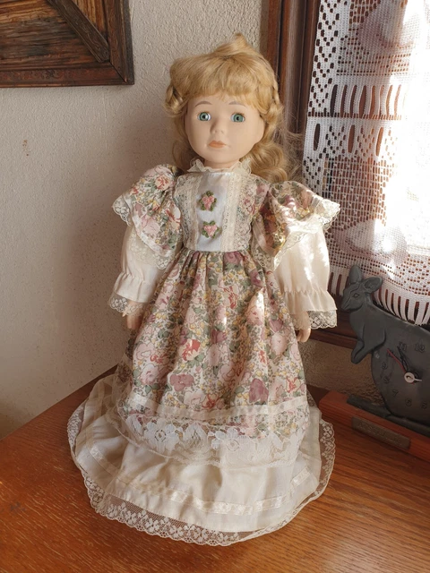 Poupée de collection en porcelaine, robe dentelle vintage (D'occasion