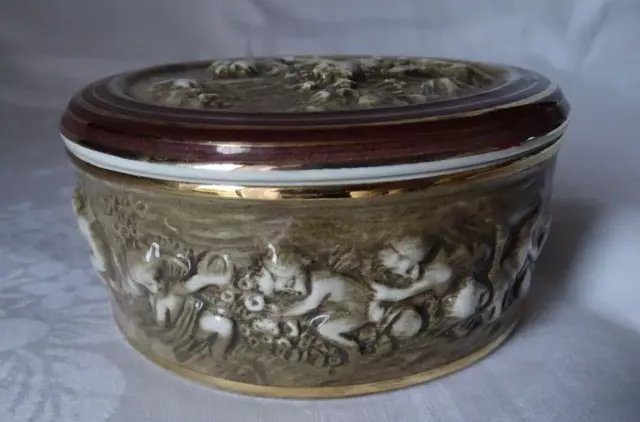 Coffret Bonbonnière Antique Angelots CAPODIMONTE Italie ,scéne galante , puttis