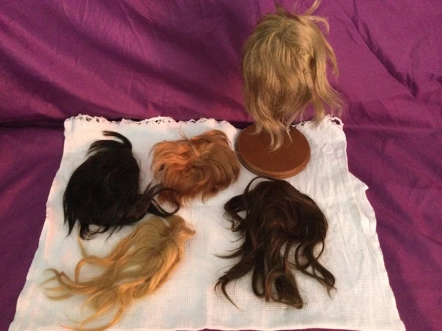 Poupées anciennes lot de 5 perruques en cheveux naturels .Lot 3
