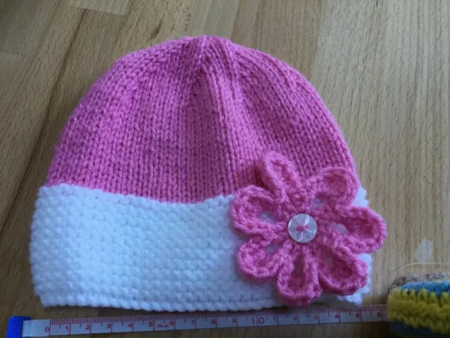 Joli chapeau bébé tricoté à la main 0 à 3 mois rose et blanc avec crochet détail fleur