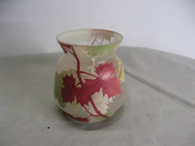 Beau petit vase en verre à décor émaillé de feuilles d'automne vers 1900-1920