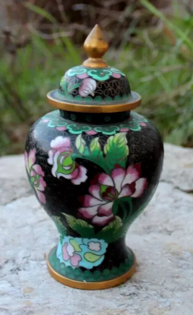 joli petit pot couvert en émaux cloisonné